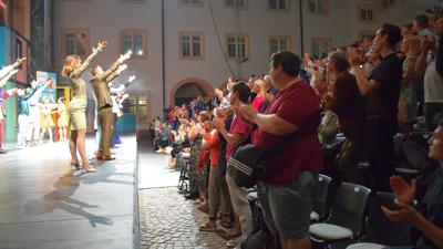 Stehende Ovationen gab es für das Ensemble von Soho Cinderella nach der Premiere im Ettlinger Schlosshof. 