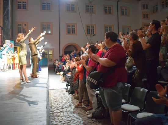 Stehende Ovationen gab es für das Ensemble von Soho Cinderella nach der Premiere im Ettlinger Schlosshof. 