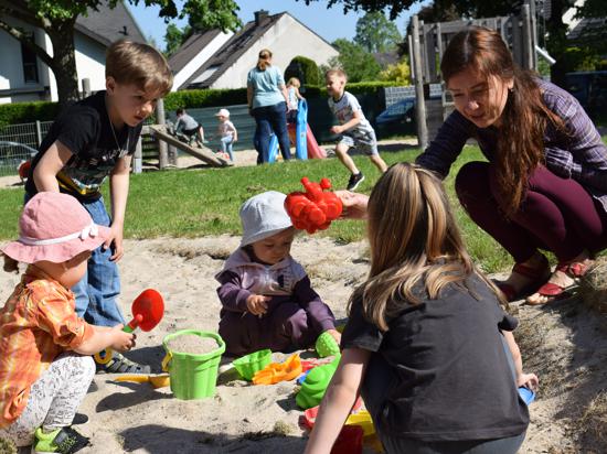 Spiel und Spaß im Sand: Erzieherin Olga Seidel beschäftigt sich mit ukrainischen Kindern auf dem Spielplatz des Container-Kindergartens im Ettlinger Horbachpark.