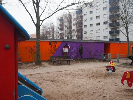 Blickfang auf dem Kinderspielplatz: Ettlinger Künstler des Vereins 913 Studio gestalten Garagenwände durch Graffiti