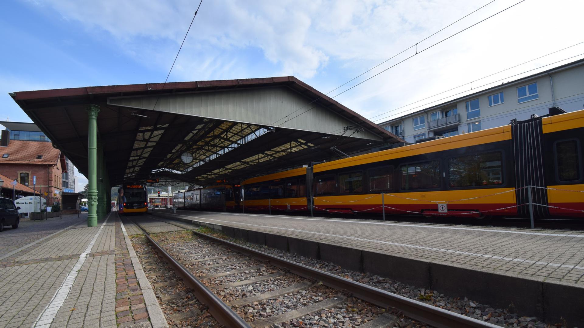 Die S1 von Ettlingen Richtung Bad Herrenalb fährt in den Ettlinger Stadtbahnhof ein.