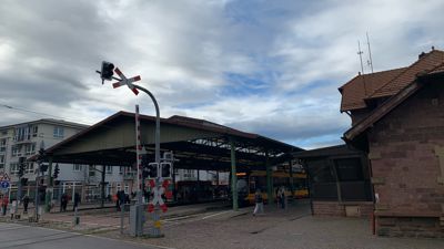 Stadtbahnhof Ettlingen mit Bahnübergang