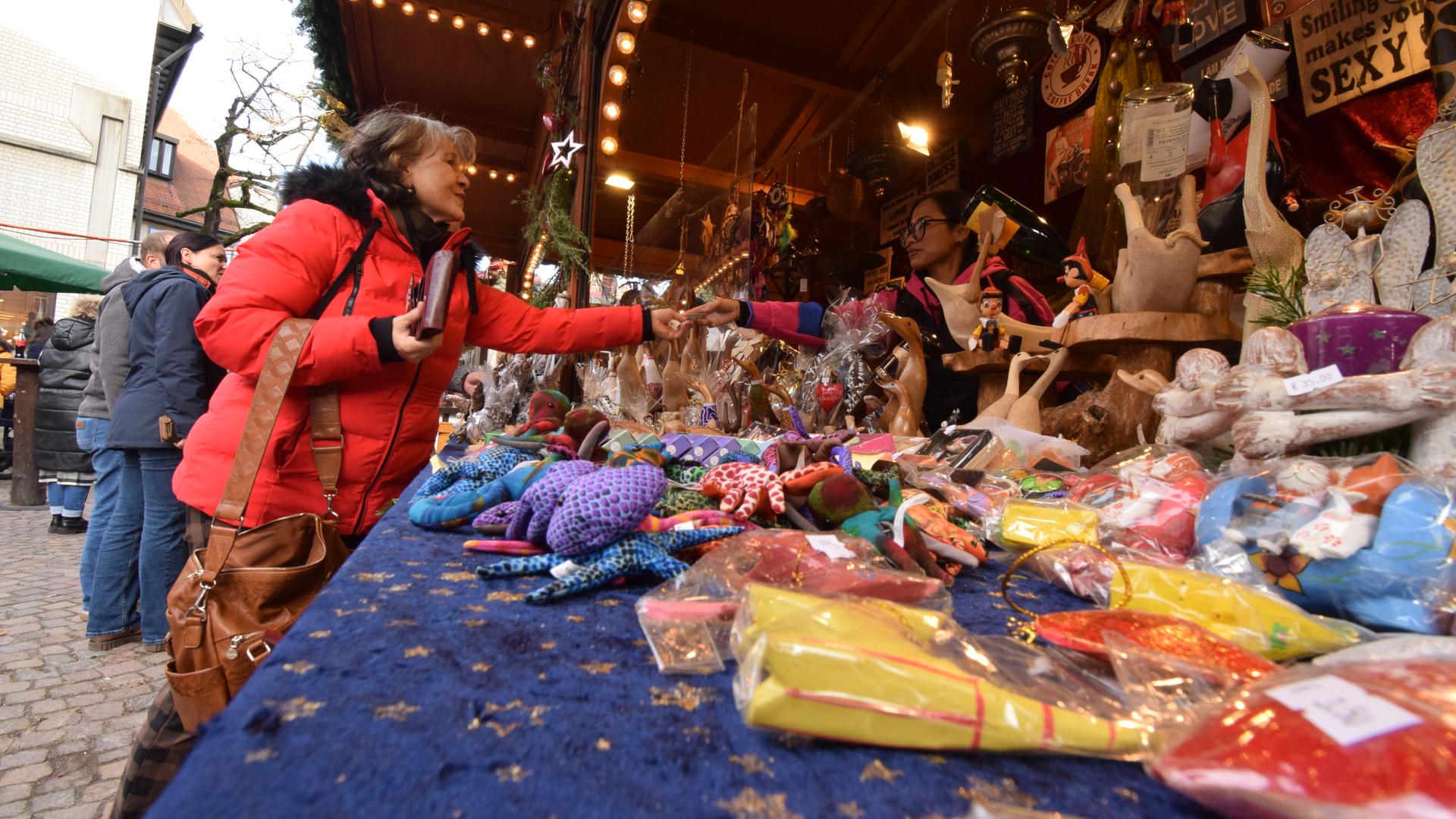 Individuelles Geschenk: An einem Kunsthandwerkerstand auf dem Marktplatz ist Adriana Hippert aus Beinheim im Elsass fündig geworden. Für ihre Enkelin, die demnächst sechs wird, kauft sie einen Traumfänger in Pink.