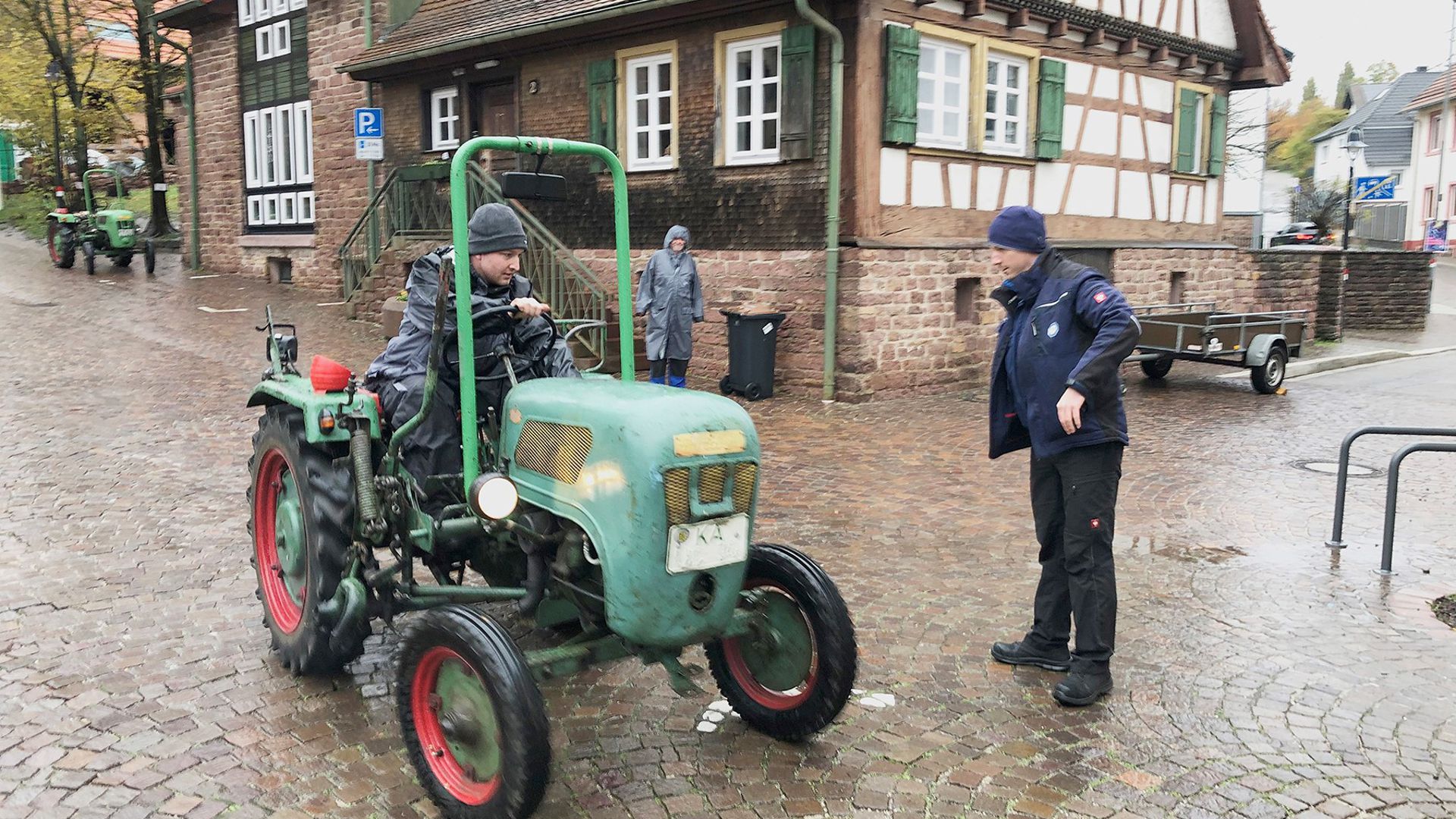 Stoppen auf Kommando: „Bremsprüfung erfolgt im Fahrversuch“ heißt die Aufgabe von TÜV-Prüfer Alexander Lerch (rechts), die Simon Abend mit seinem Traktor, Baujahr 1958, ausführen soll.