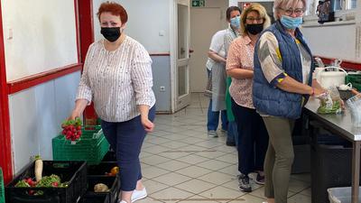 Viel zu tun trotz weniger Waren: Die Ehrenamtlichen im Ettlinger Tafelladen,  wo sie  Obst und Gemüse vor dem Verkauf putzen.