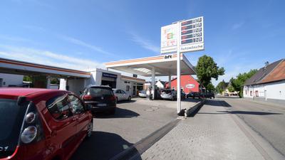 Viel los in Bruchhausen: Zahlreiche Autofahrer nutzen am Mittwoch an der freien Efa/bft-Tankstelle die Gelegenheit, ihren Tank zu günstigeren Preisen zu füllen.  