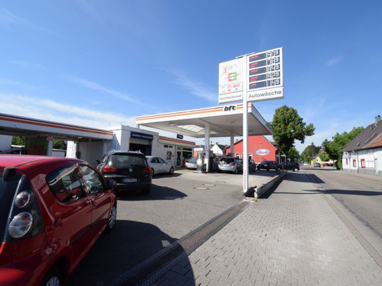 Viel los in Bruchhausen: Zahlreiche Autofahrer nutzen am Mittwoch an der freien Efa/bft-Tankstelle die Gelegenheit, ihren Tank zu günstigeren Preisen zu füllen.  