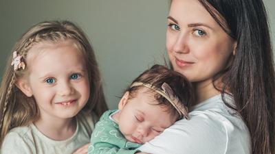 Im Krieg geboren: Tatiana hat ihre jüngste Tochter Anfang März in Kiew zur Welt gebracht. Die ältere ist vier Jahre alt. Bei Tatianas Cousine Krystyna in Ettlingen, die auch Fotografin ist, haben die drei Zuflucht gefunden.