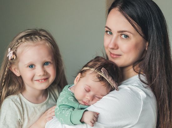 Im Krieg geboren: Tatiana hat ihre jüngste Tochter Anfang März in Kiew zur Welt gebracht. Die ältere ist vier Jahre alt. Bei Tatianas Cousine Krystyna in Ettlingen, die auch Fotografin ist, haben die drei Zuflucht gefunden.