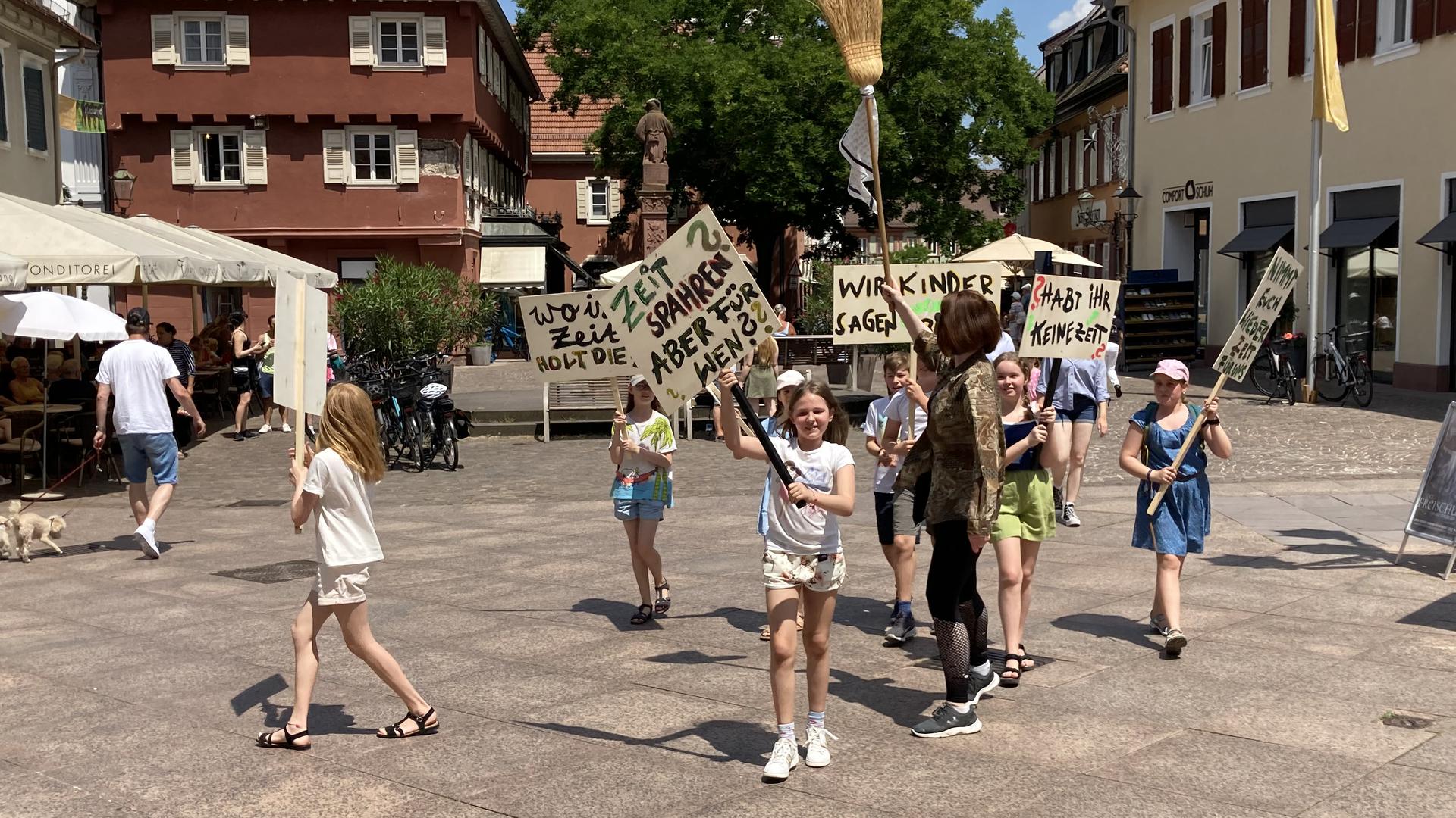 Kinder mit Schildern auf dem Schlossplatz in Ettlingen