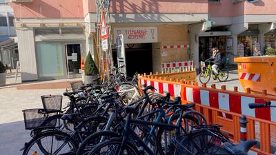 Die Stellplätze in der Ettlinger Altstadt reichen regelmäßig, etwa an Markttagen, nicht aus. In der Sparkassen-Tiefgarage am Erwin-Vetter-Platz, die gerade saniert wird, ist ein Abstellplatz geplant. Blick auf die gesperrte Tiefgaragen-Einfahrt