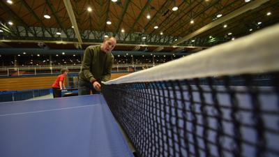 Dieter Lemke, Hobbyspieler bei  TTV Grün-Weiß Ettlingen, spannt ein Netz über einen Tischtennistisch.