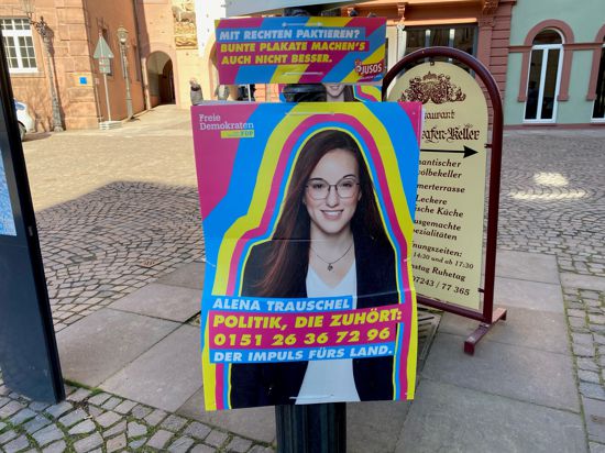 Provokation: Die Aufschrift „Mit Rechten paktieren? Bunte Plakate machen’s auch nicht besser“ ist seit Samstag über einem Wahlplakat der FDP-Landtagskandidatin Alena Trauschel in Ettlingen zu lesen.