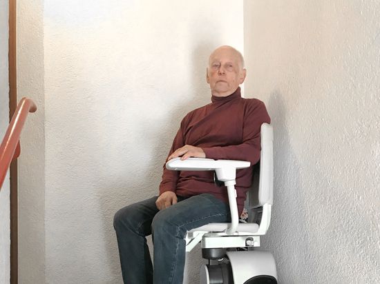 Michael Graßl sitzt in seinem Treppenlift.