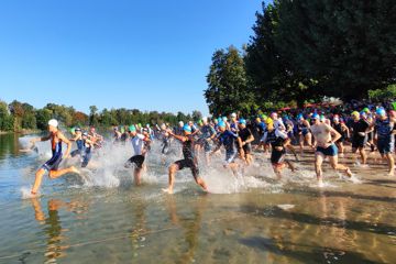 Ab ins Wasser ging es für die Starter beim ersten Albtal-Triathlon am Sonntagmorgen, um schnellstmöglich 1,5 Kilometer zu schwimmen.