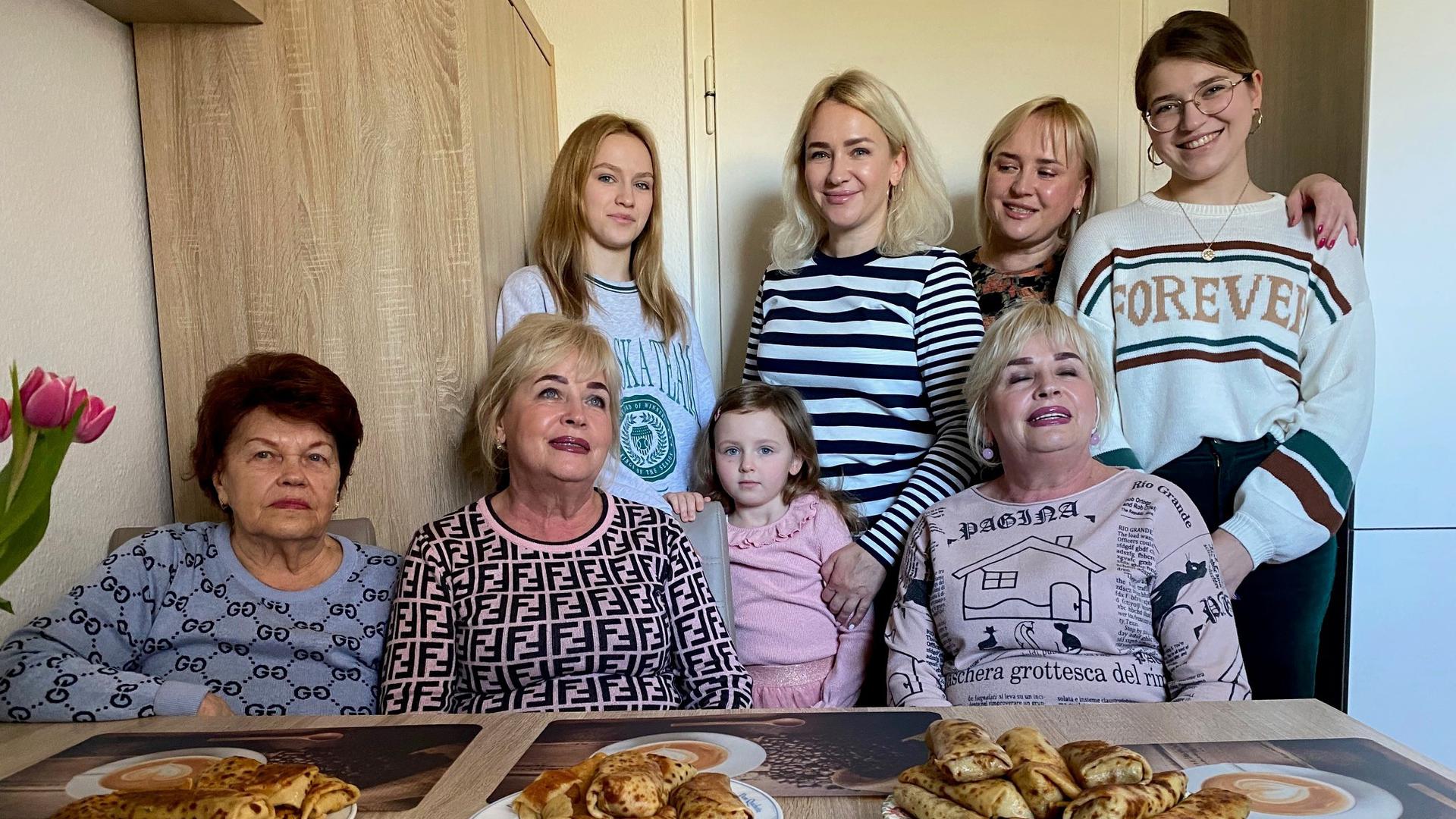 Familie mit acht Frauen und Mädchen aus der Ukraine 