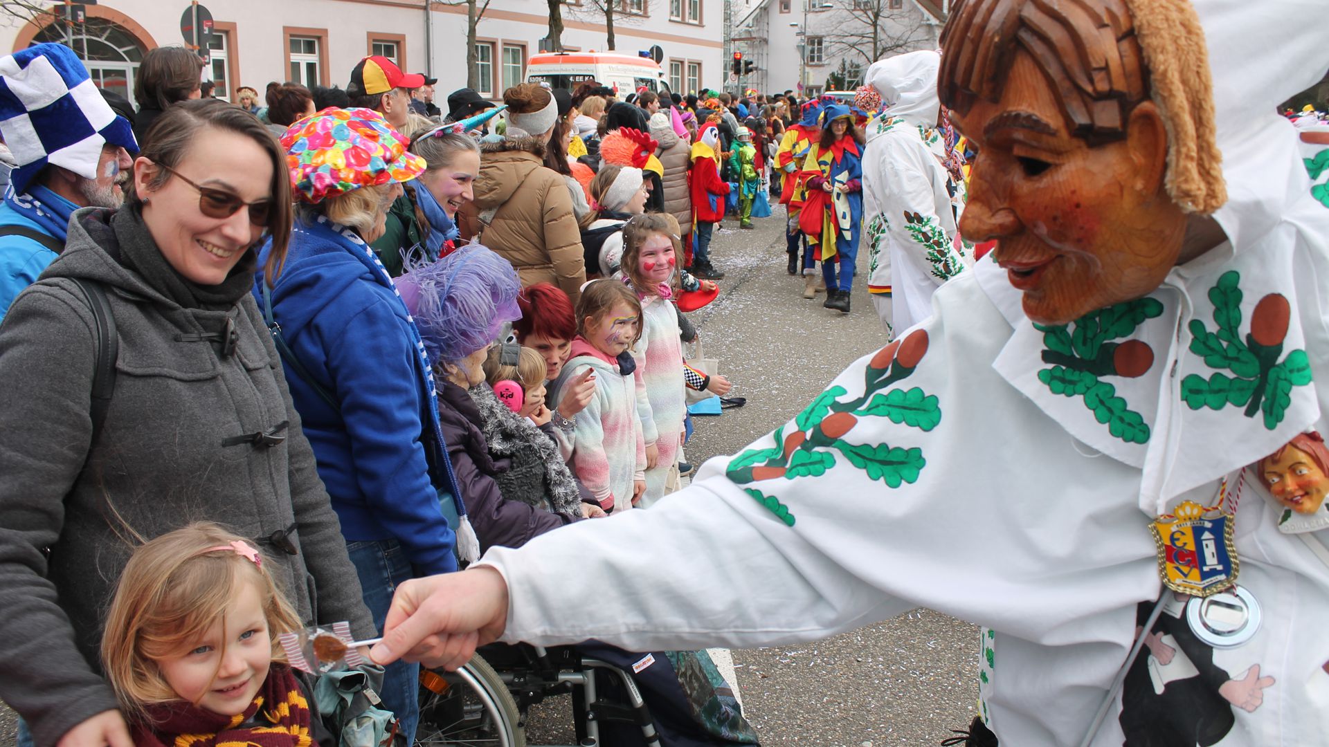Süßes für die kleinen Besucher hat unter anderem der Ettlinger Carneval Verein dabei.