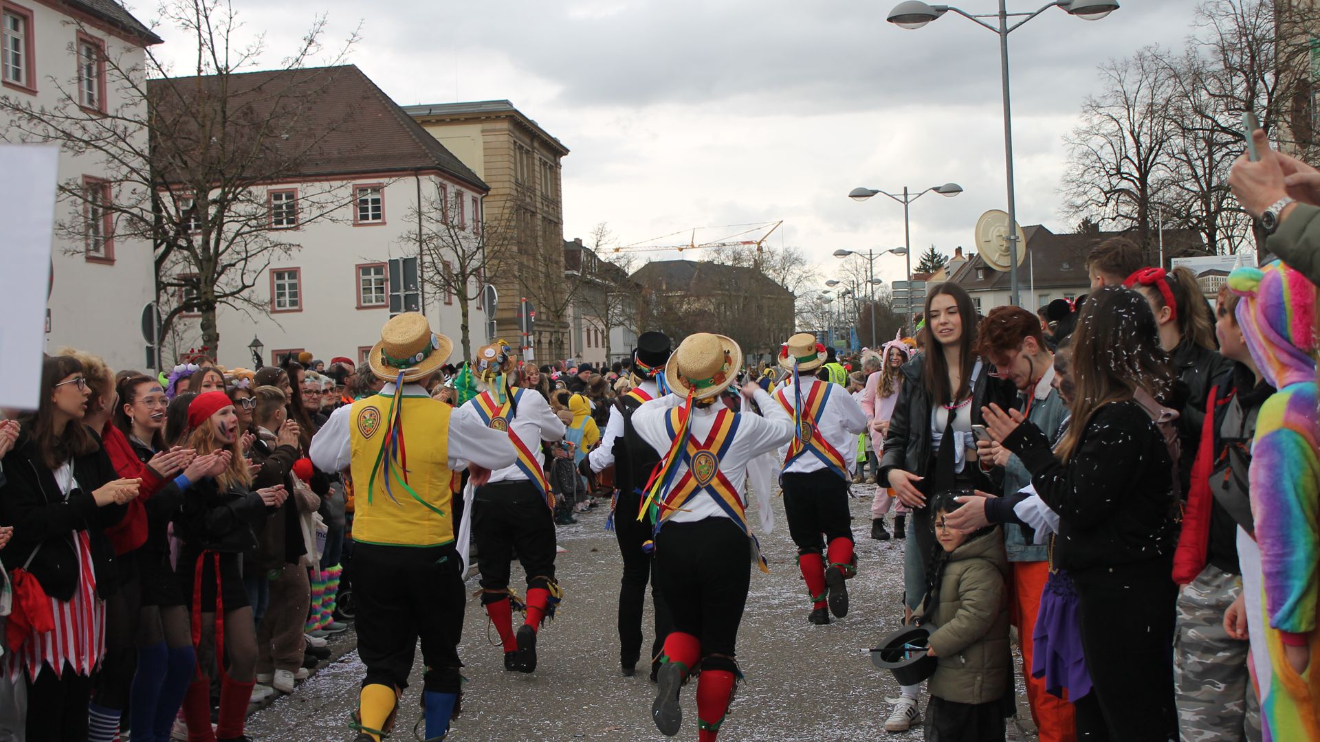 Die Men Dip Morris aus Ettlingens Partnerstadt Clevedon (England) legen unterwegs so manchen Tanz hin.
