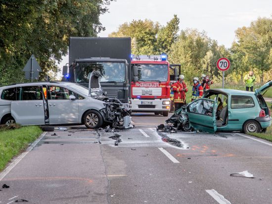Unglücksfahrzeuge: Auf der L607 bei Ettlingen-Oberweier kollidierten am Montagabend ein Motorradfahrer und zwei Autos. Ein Autofahrer kam ums Leben.