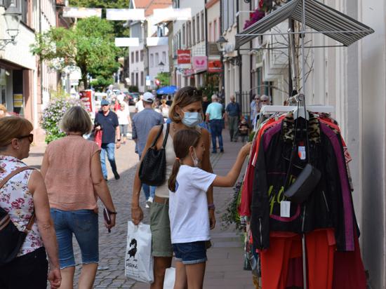 Shoppen am Sonntag: Viele Menschen nutzten die Gelegenheit, in den Geschäften in der Ettlinger Innenstadt zu stöbern. Es war der erste verkaufsoffene Sonntag seit anderthalb Jahren.