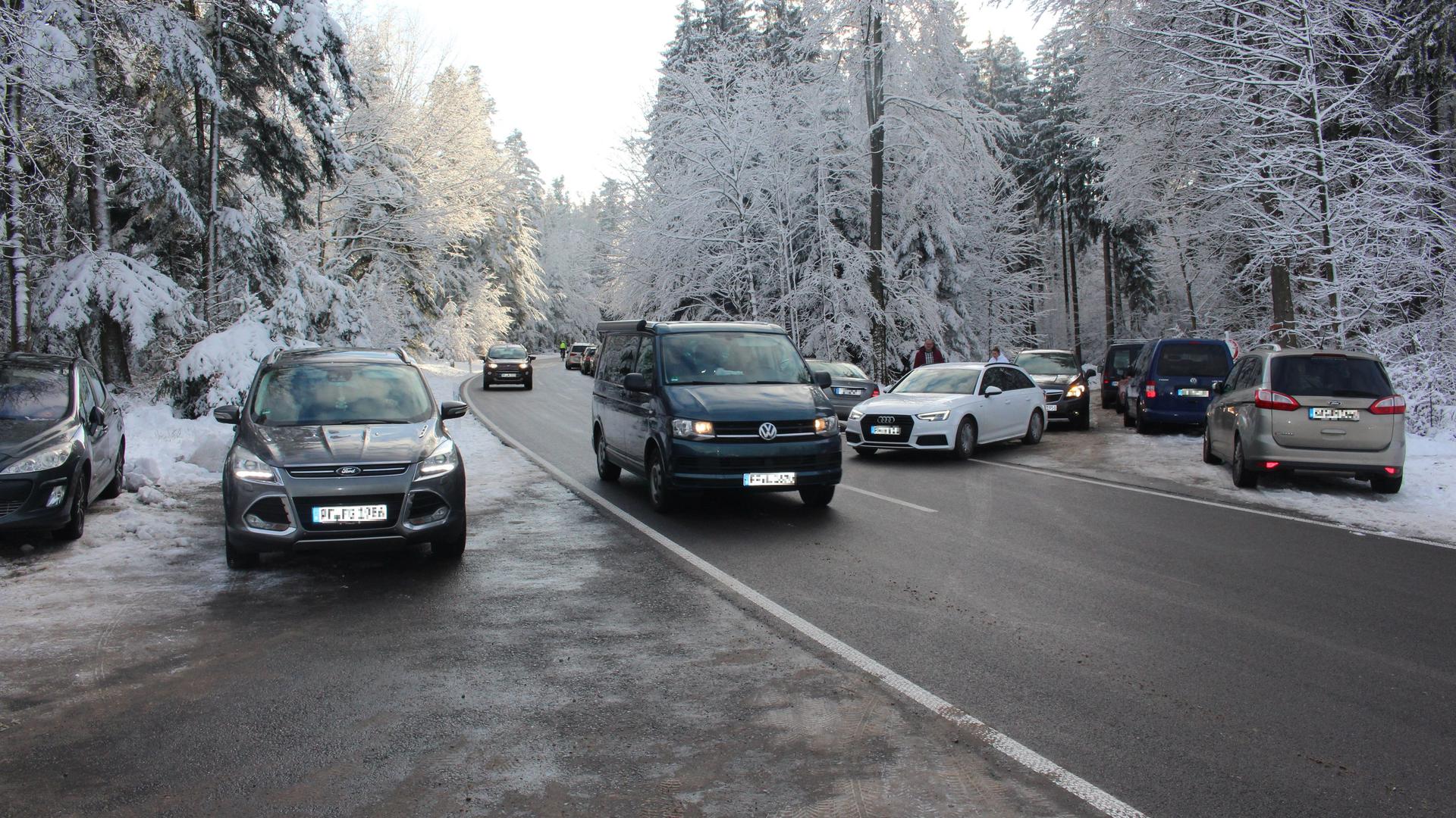 Fahrzeug auf Straße in verschneiten Waldgebiet