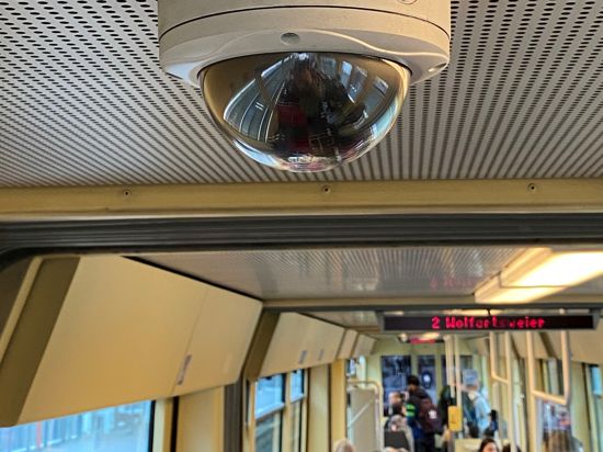 Blick auf die überwachende Videokamera im Inneren einer Stadtbahn