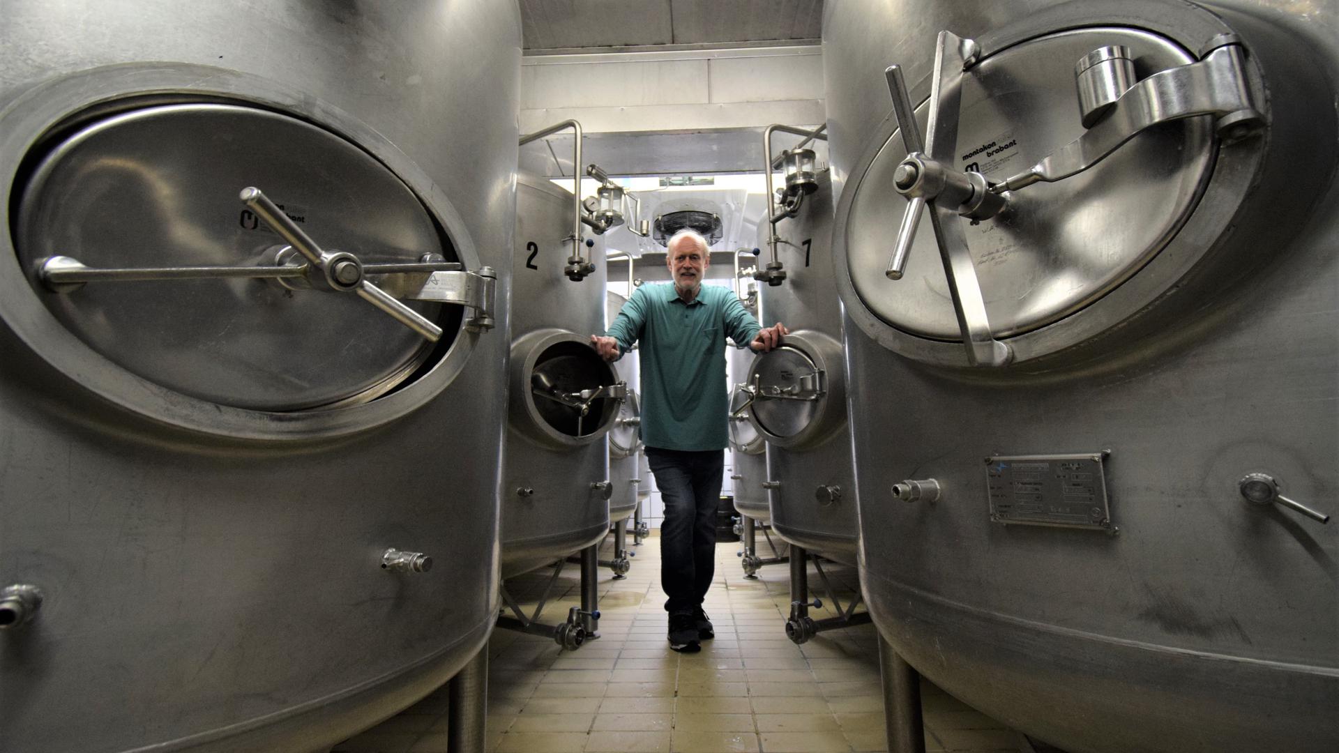 Im Herzen der Brauerei: Rudi Vogel steht im Keller des Vogel Hausbräu in Ettlingen, wo in riesigen Edelstahltanks das Bier aufbewahrt wird. Nicht alle sind zurzeit gefüllt, weil durch Corona der Absatz deutlich zurückgegangen ist. 