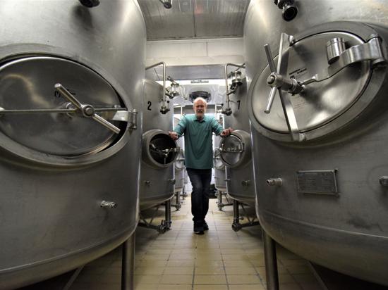 Im Herzen der Brauerei: Rudi Vogel steht im Keller des Vogel Hausbräu in Ettlingen, wo in riesigen Edelstahltanks das Bier aufbewahrt wird. Nicht alle sind zurzeit gefüllt, weil durch Corona der Absatz deutlich zurückgegangen ist. 