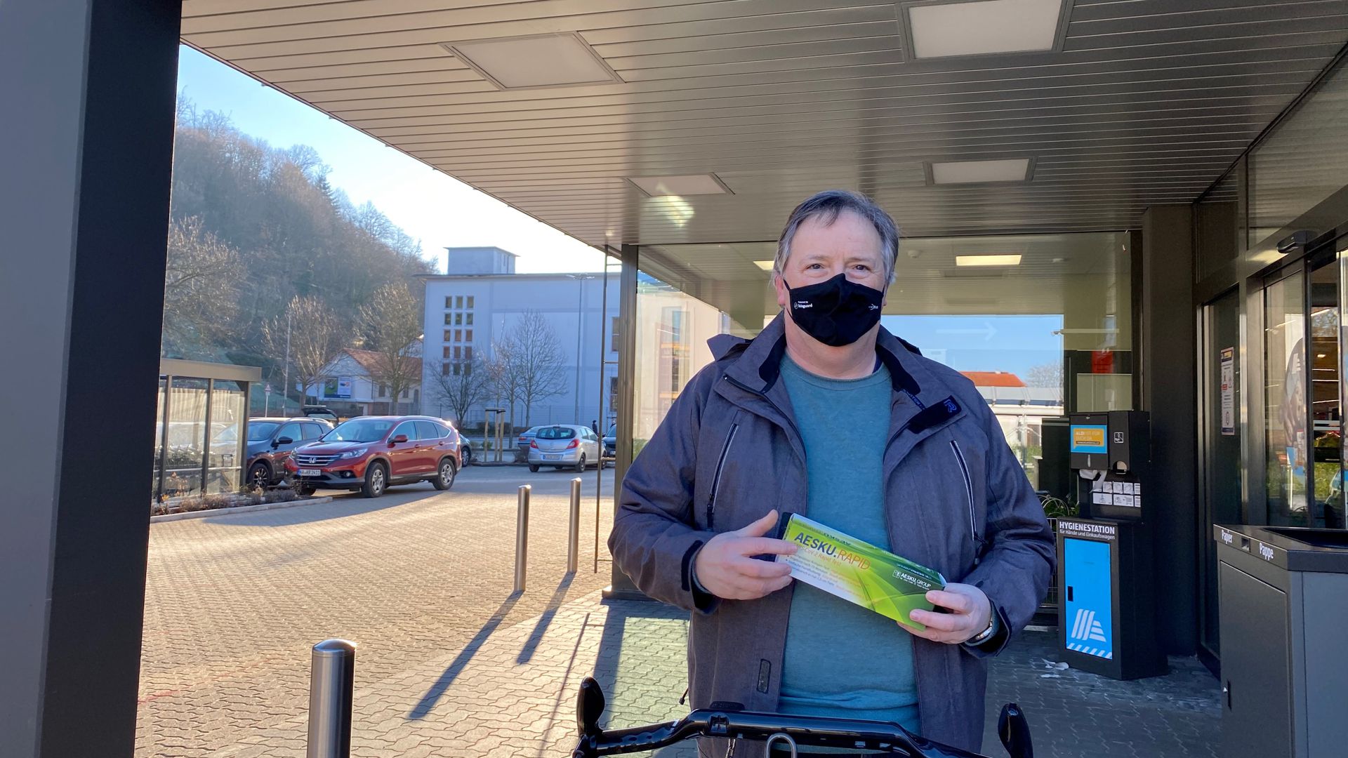 Hat eine Packung ergattern können: Volker Dudek steht am Samstag mit seinen Corona-Schnelltests vor der Aldi-Filiale in Ettlingen. 