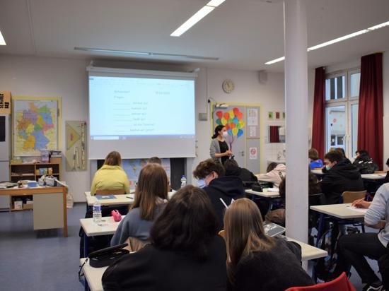Im Klassenzimmer: An der Schillerschule in Ettlingen lernen Jugendliche aus der Ukraine und anderen Ländern Deutsch. 