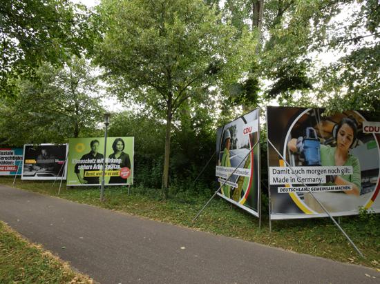 Nicht zu übersehen: Mit Großplakaten werben Parteien am Ettlinger Stadteingang für sich und ihre Themen. 