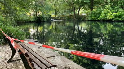 Bleibt abgesperrt: Der See im Ettlinger Watthaldenpark hat sich dies Woche aus noch ungeklärter Ursache schwarz verfärbt.