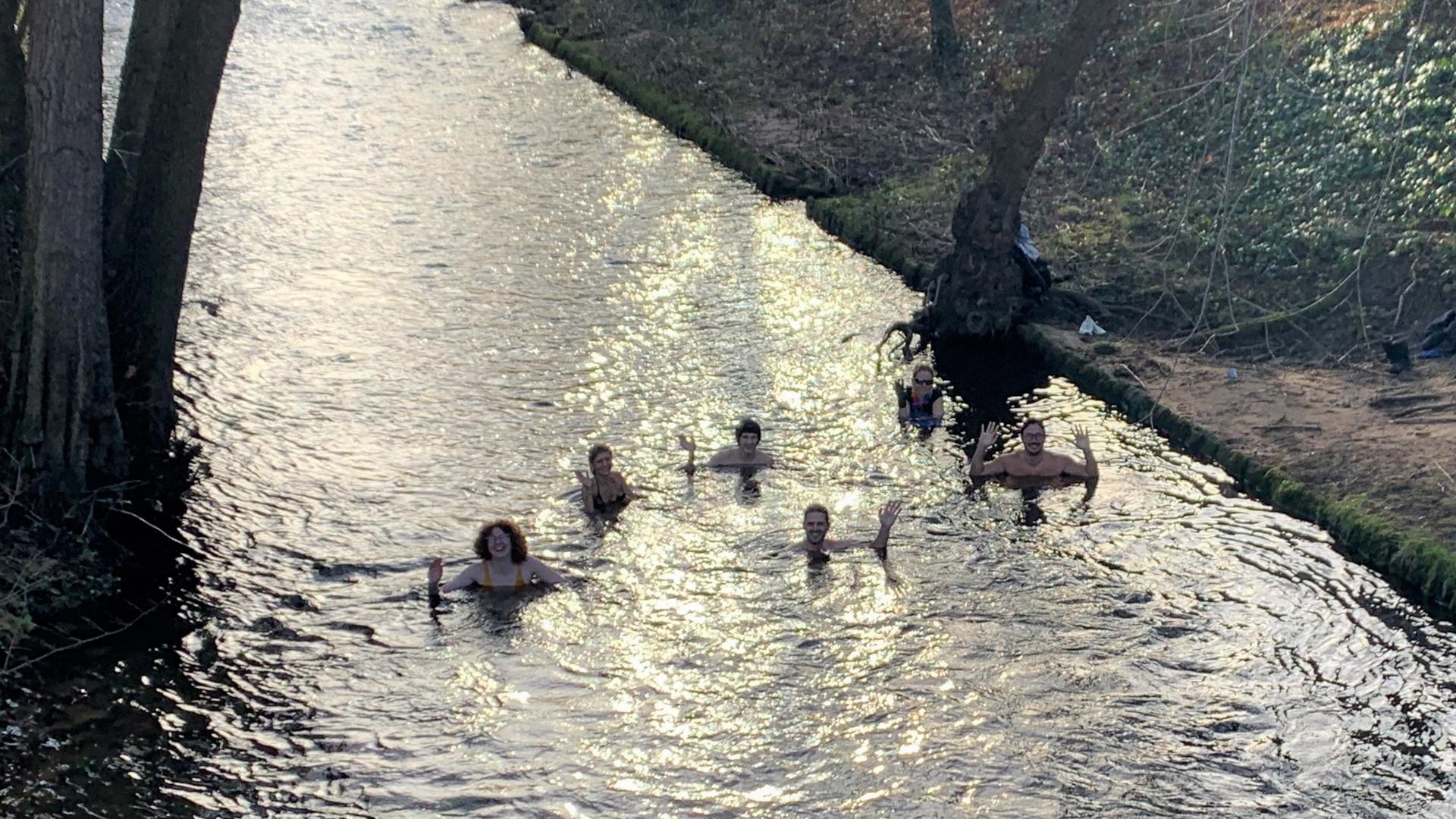 Ungewohntes Bild: Wer von der Wasenbrücke runter zur Alb schaut, kann die Schwimmer nicht übersehen. „Ist das nicht kalt?“, bekommen die von Passanten oft zu hören.