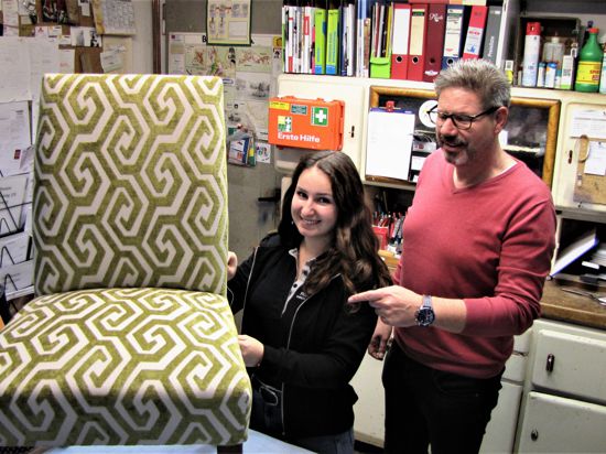 Larissa Gutwein polstert unter den Augen von Chef Christian Romoser einen Sessel neu auf.