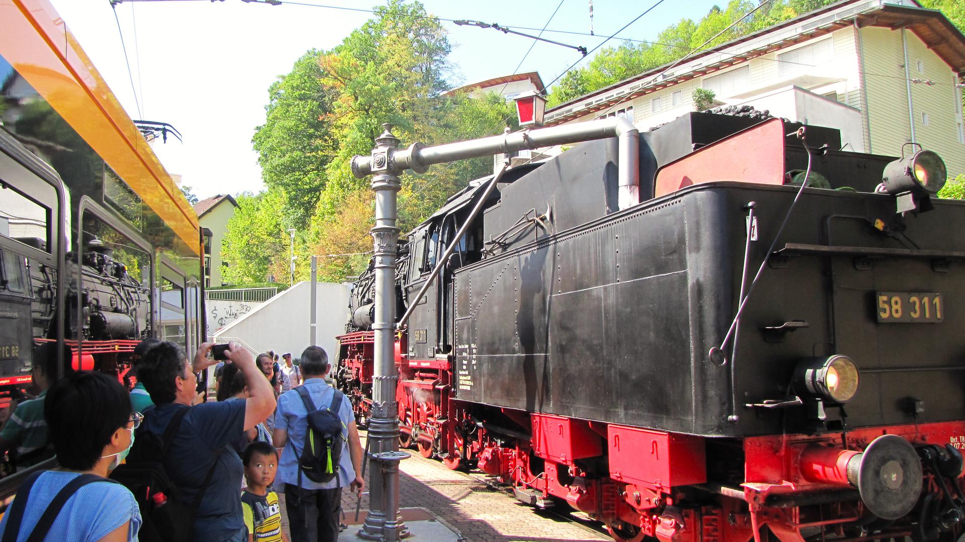 Fahrt mit dem Dampfzug durchs Albtal: Im Bahnhof Bad Herrenalb muss der Wassertank der 101 Jahre alten Lok 58311 aufgefüllt werden