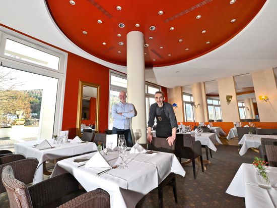 Stephan Bode und Patrick Schmidhuber stehen im Restaurant La Vie in Bad Herrenalb