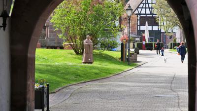 Blick auf die historische Klostergasse in Bad Herrenalb.