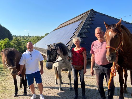 Steffen Hecker mit Island Pony hat den Hof in Moosbronn an Ivonne und Jens Zentgraf verkauft, die sich mit ihren Großpferden aus Spanien in der neuen Heimat wohl fühlen – im Hintergrund die Reithalle von Moosbronn