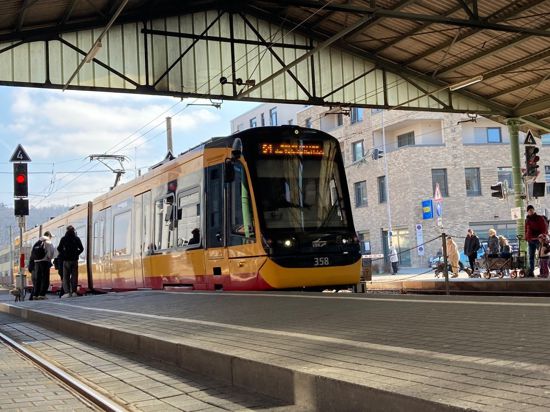 S-Bahn fährt in Stadtbahnhof Ettlingen ein