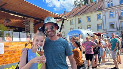 Ida Weiss aus Karlsruhe ist mit ihrem Papa beim Streetfood-Festival. Ihr hat es ein Baumstriezel angetan.