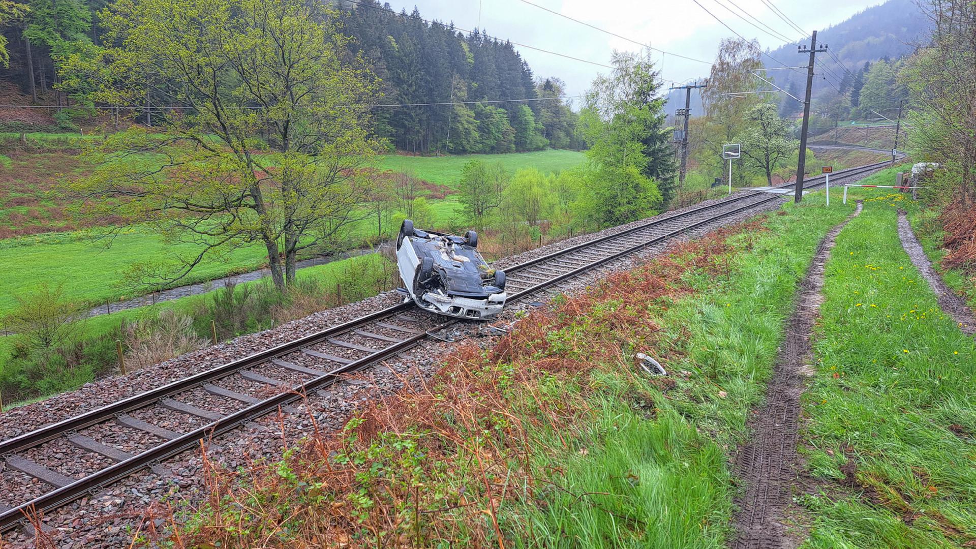 Das Unfallauto liegt auf den Gleisen bei Bad Herrenalb.