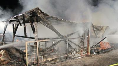 War es Brandstiftung? Der Schwalbenhof in Bad Herrenalb-Neusatz, Vorzeigeunternehmen des Landkreises Calw in Sachen Gläserne Produktion, ist durch einen Scheunenbrand schwer in Mitleidenschaft gezogen worden.