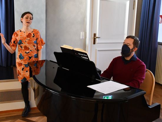 Am Sonntag suchten die Schlossfestspiele kleine Darsteller für das Kinderstück und große Stimmen für die Oper. Im Bild die schwedische Sängerin Augusta Kling mit dem musikalische Leiter Ulrich Maier. 