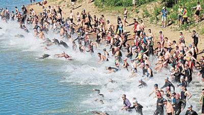 Beim Rheinstettener Triathlon stürzten sich die Sportler in den Badesee. Dieses Jahr fällt die Sportveranstaltung aus.