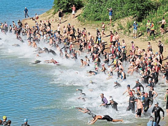 Beim Rheinstettener Triathlon stürzten sich die Sportler in den Badesee. Dieses Jahr fällt die Sportveranstaltung aus.