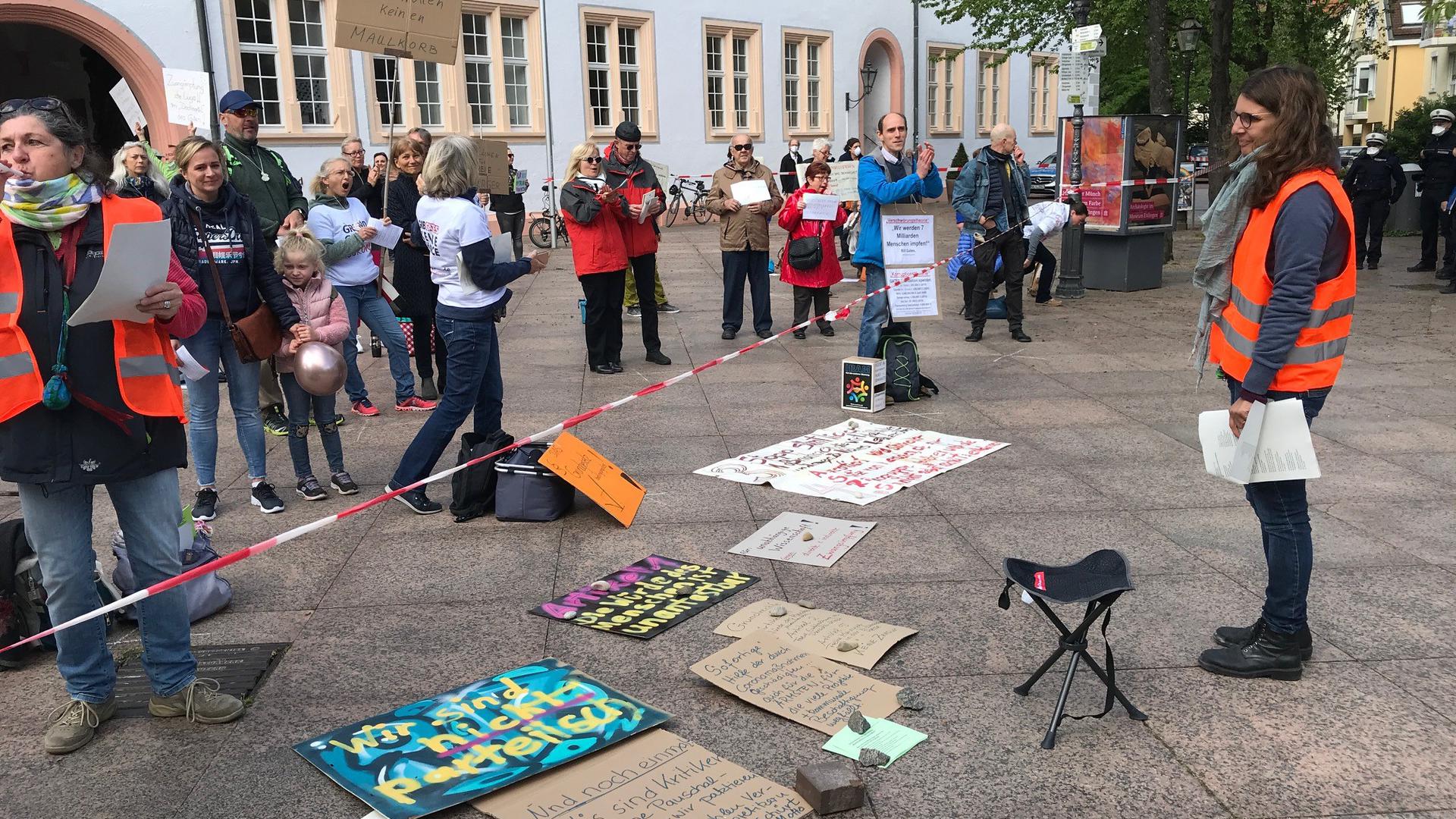 Demonstrierende vor dem Schloss Ettlingen sehen ihre Freiheit und ihre Grundrecht massiv eingeschränkt. Das kritisieren sie am Samstagvormittag erneut. Rund 100 Personen nahmen teil.