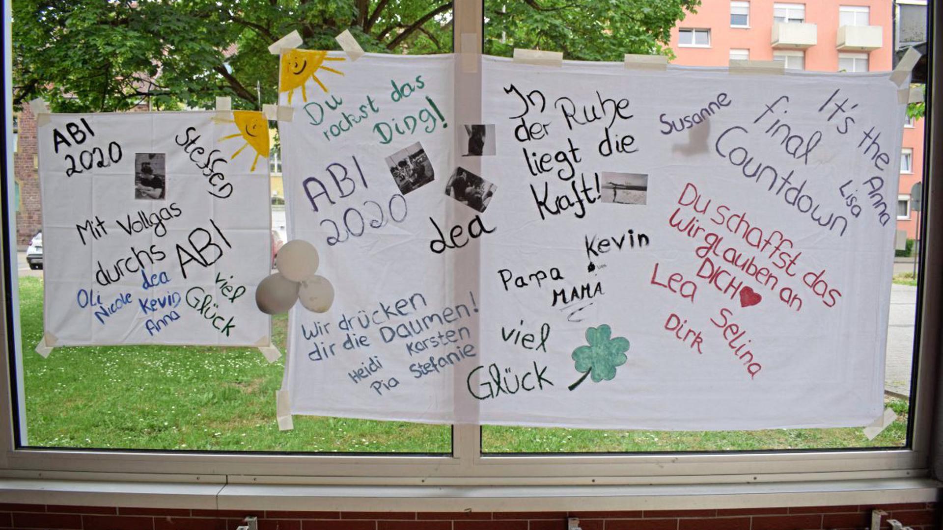 "Du rockst das Ding!" Auf Plakaten machen Eltern und Mitschülern dem Abiturjahrgang 2020 im Eichendorff-Gymnasium Mut.