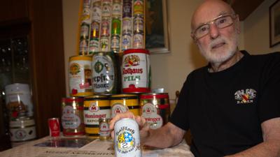 Möchte seine Bierdosensammlung abgeben: Peter Schöffler mit der ersten 0,5 Liter Bierdose die produziert wurde. 