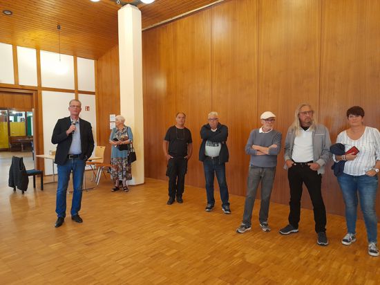 Der Dobler Bürgermeister Christoph Schaack (links) verkündet am Sonntagabend im Kurhaus das Ergebnis des Bürgerentscheids.