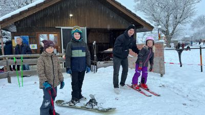 Am Skilift war Betrieb. Tamina (7) und ihr Bruder Lino (10) aus Malsch lassen sich ebenso wie Lilou Charle von Thomas Sapich den Bügellift erklären.